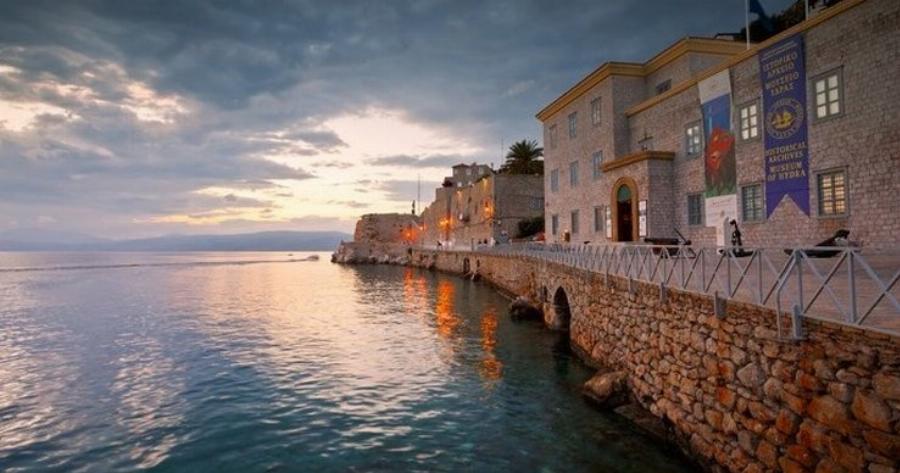 Ύδρα: Ένας υπέροχος πίνακας ζωγραφικής με φόντο το γαλάζιο