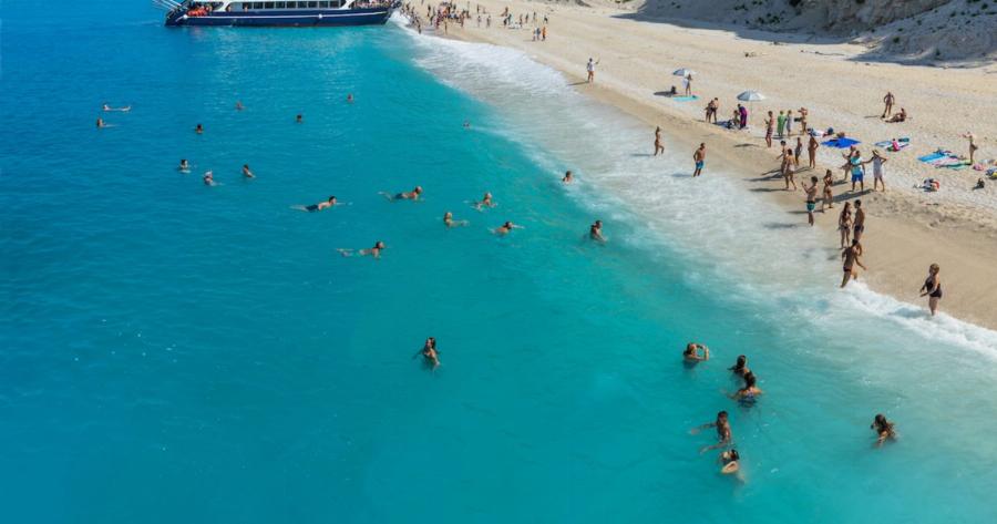 Στην Λευκάδα η παραλία με τα πιο γαλάζια νερά στον κόσμο