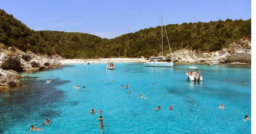 Βουτούμι: Η μυστική παραδεισένια παραλία των Αντίπαξων με τα κρυστάλλινα νερά που θα ζήλευε και η Καραϊβική!