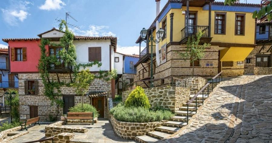 Αρναία: Το ωραιότερο χωριό της Χαλκιδικής μοιάζει ολόκληρο με έργο τέχνης