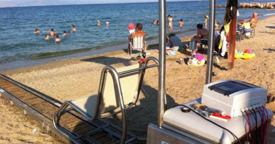 Δεκάδες δήμοι τοποθετούν μηχανισμούς σε θάλασσες και παραλίες για ΑμΕΑ