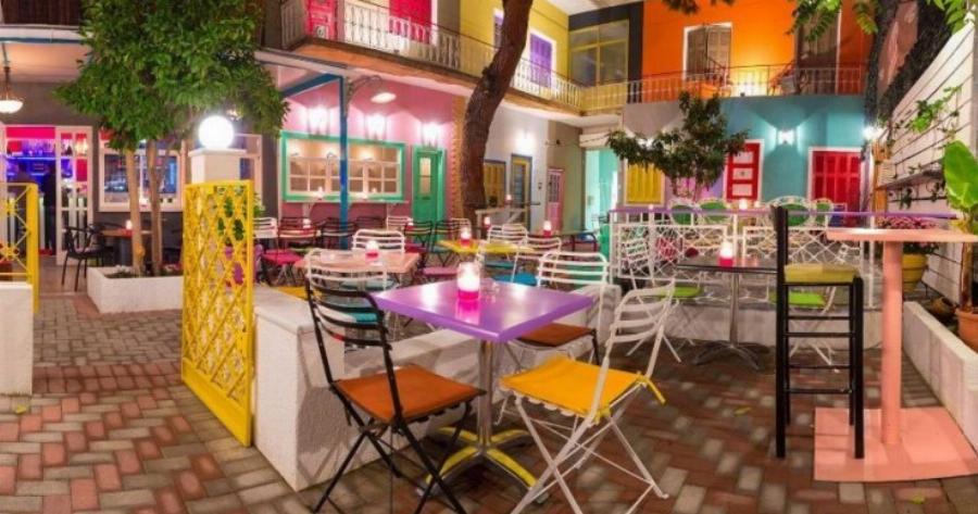 Το μαγαζί με την πιο πολύχρωμη αυλή της Αθήνας βρίσκεται στο Χαλάνδρι