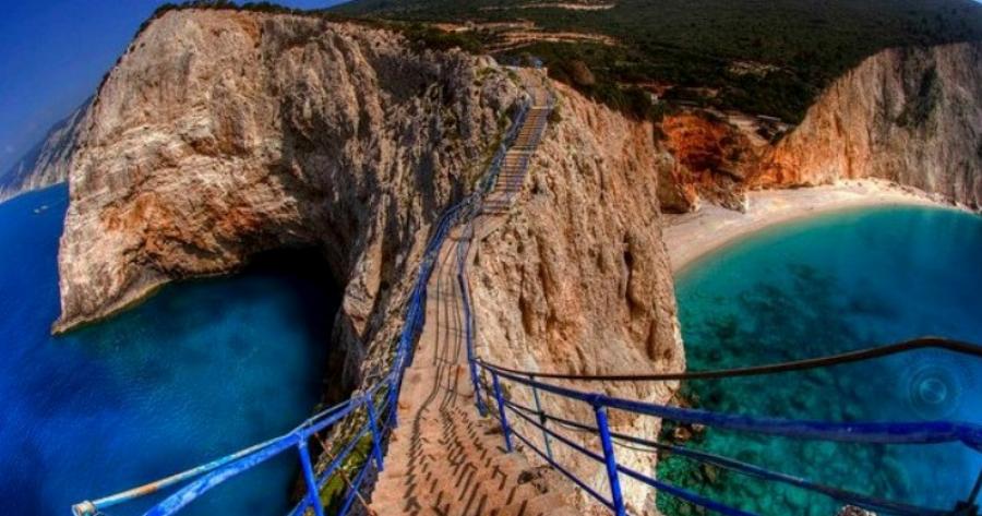 Πόρτο Κατσίκι: Η μαγική παραλία της Λευκάδας που για να φτάσεις πρέπει να κατέβεις 100 σκαλοπάτια