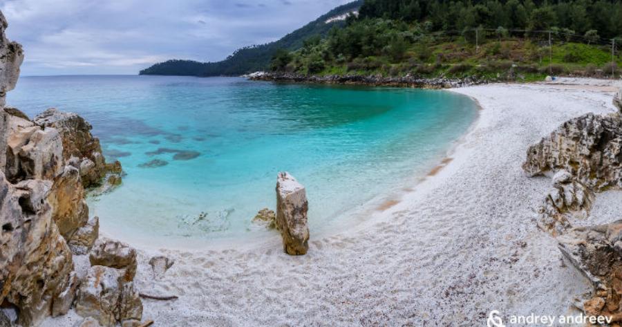 Σαλιάρα: Η εξωτική παραλία της Θάσου με την ολόλευκη άμμο και τα μαργαριταρένια βότσαλα σαν εξωτικό νησί