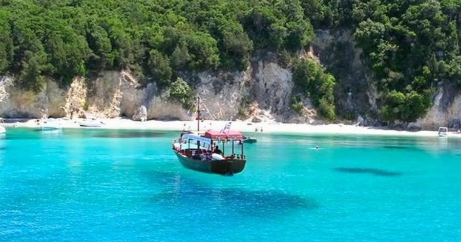 Πισίνα στα Σύβοτα: Η εξωτική παραλία με τα διάφανα τιρκουάζ νερά που θυμίζει γαλάζια λίμνη