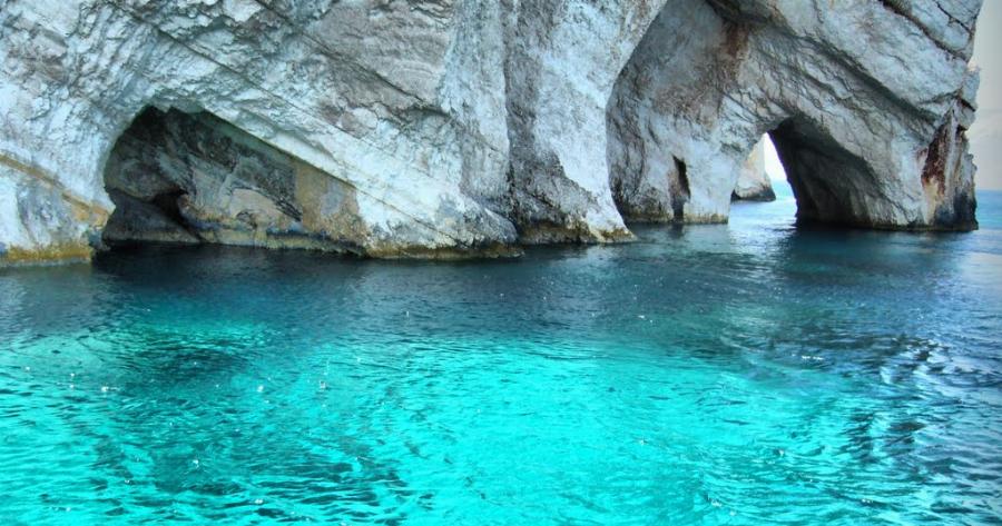 Εξερευνώντας τις Γαλάζιες Σπηλιές στη Ζάκυνθο