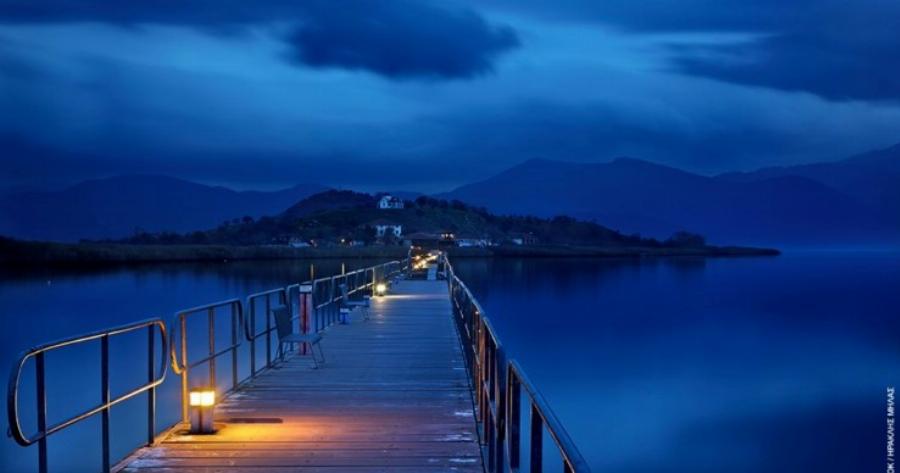 Υπάρχει ένα μαγικό ελληνικό χωριουδάκι σε νησί στο οποίο μπορείς να πας μόνο διασχίζοντας μια πλωτή πεζογέφυρα 650 μέτρων