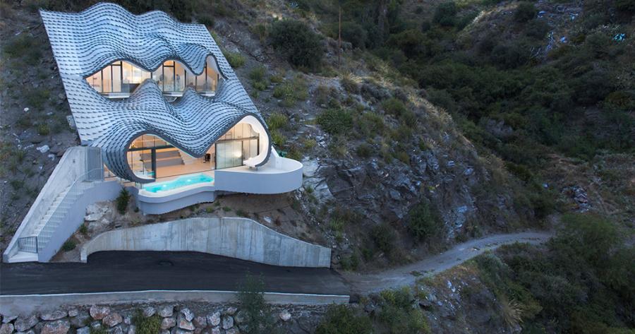 Σπίτι χωμένο στην πλαγιά ενός λόφου δεν χρειάζεται θέρμανση ή κλιματισμό.