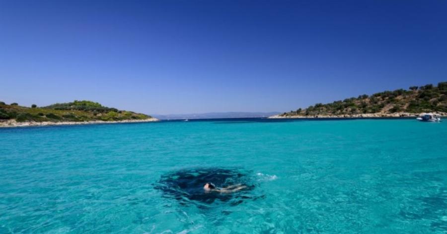 Το άγνωστο εξωτικό ελληνικό νησάκι που έχει ζεστά νερά όλο τον χρόνο και καθόλου κύμα!