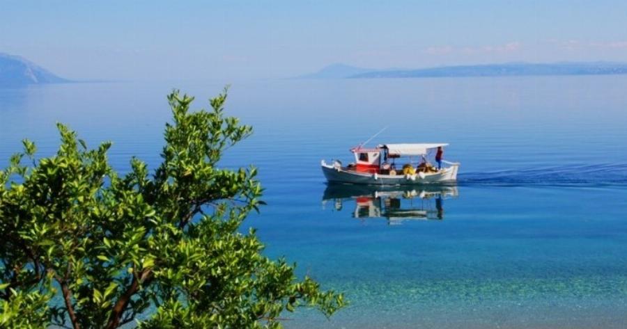 Η παραλία με τα ζεστά νερά που μπορείς να κάνεις μπάνιο μέχρι τον Νοέμβρη βρίσκεται στην Εύβοια