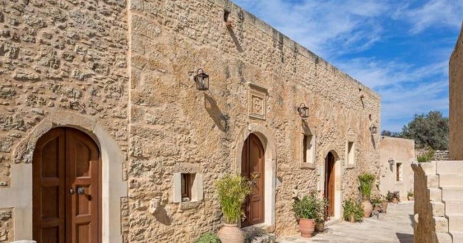Στην Κρήτη ένα ολόκληρο εγκαταλελειμμένο χωριό έγινε ξενοδοχείο και δεν προλαβαίνει να μετράει διακρίσεις