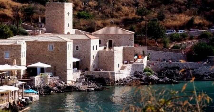 Λιμένι: Το πέτρινο χωριό της λακωνικής Μάνης που είναι σαν να το γέννησε η θάλασσα