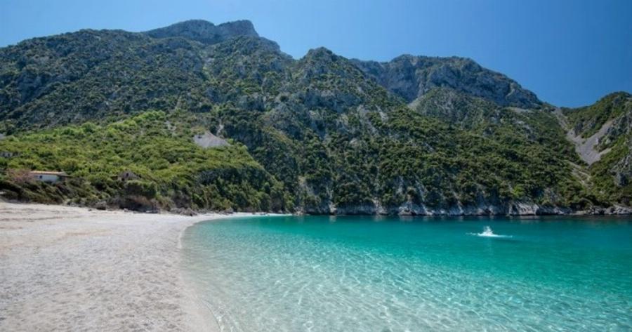 Η «Γαλάζια λίμνη» της Ελλάδας βρίσκεται, καλά κρυμμένη, μόλις δυόμιση ώρες από την Αθήνα