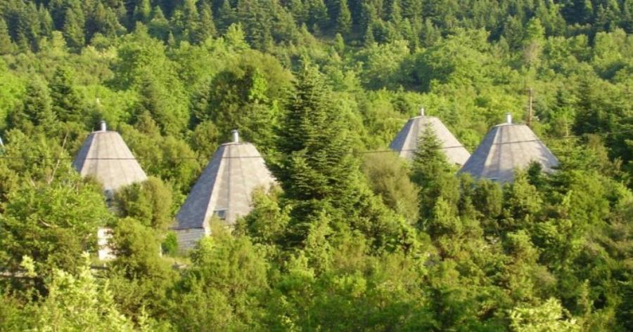 Έφτιαξε Πέτρινα Ιγκλού στα 1.000 μέτρα Υψόμετρο στα Τζουμέρκα και οι Τουρίστες Κάνουν Ουρά