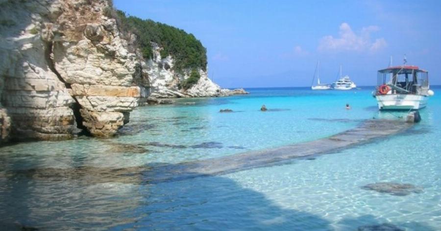 Κάπως έτσι είναι ο Παράδεισος.. Η παραλία με τα λουλακί νερά που θεωρείται μια από τις ωραιότερες «κρυμμένες» παραλίες της Ευρώπης