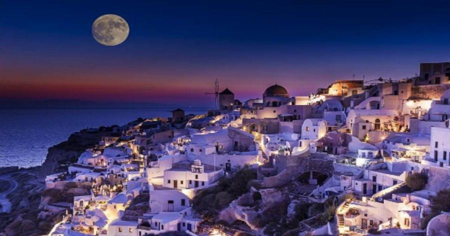 Η Πανσέληνος στη Σαντορίνη είναι Βγαλμένη από το Ομορφότερο Παραμύθι!