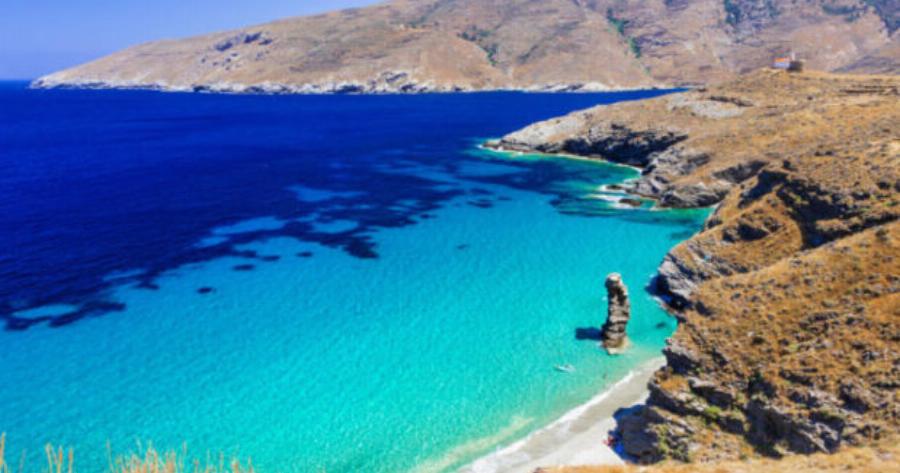 Της Γριάς το Πήδημα! Η Ιδιαίτερη Παραλία της Άνδρου με τα Γαλαζοπράσινα Νερά