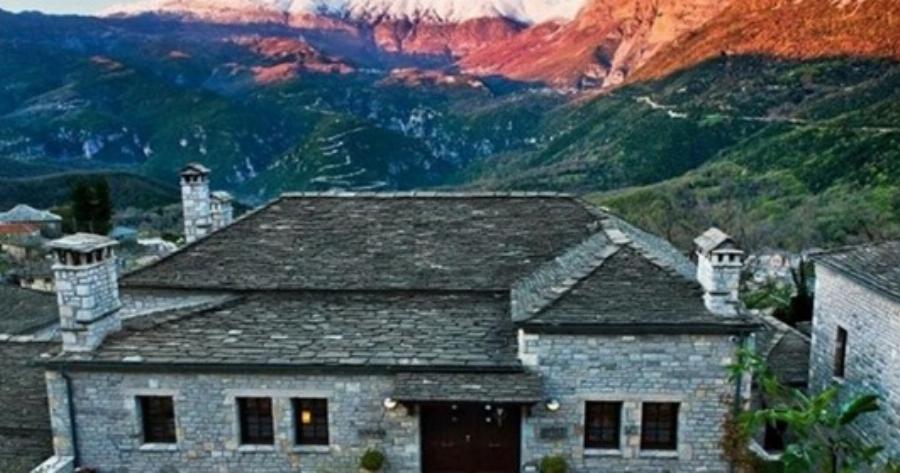 Το ελληνικό πέτρινο ξενοδοχείο που διεκδικεί την κορυφή του κόσμου