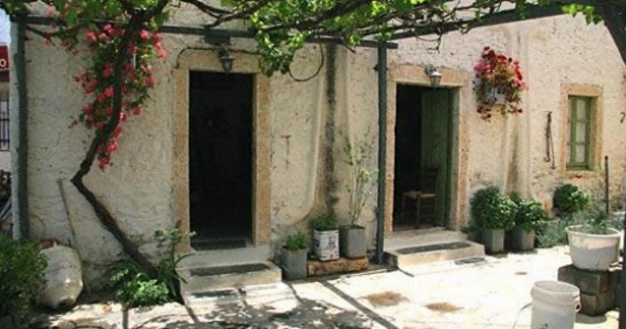 Νοσταλγώ μάνα το γλυκό του κουταλιού σε δίσκο με σεμεδάκι δαντελένιο…με γέρασε η ξενιτιά!