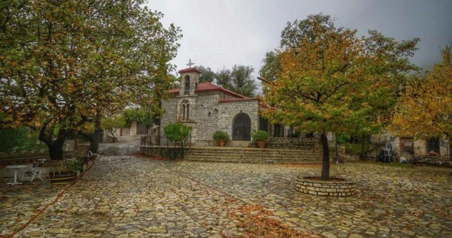 Έλατα, καταρράκτες και σπηλιές. Το ομορφότερο χωριό κοντά στην Αθήνα παραμένει ένα μεγάλο μυστικό