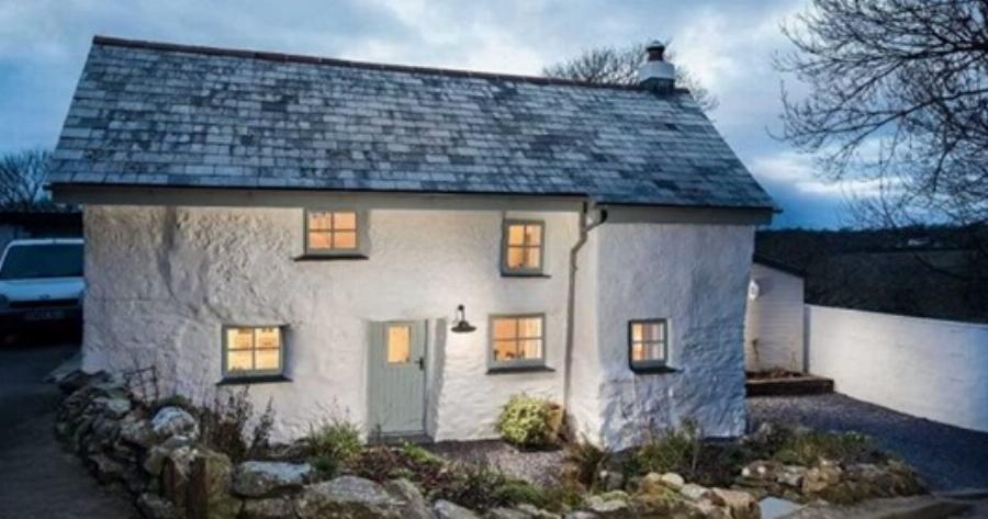 Αυτό το Σπίτι Ηλικίας 300 Ετών Εξωτερικά δεν Μοιάζει κάτι Ιδιαίτερο, μέχρι να Περάσεις στο Εσωτερικό του.