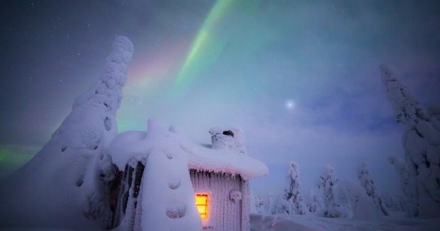 Μια Φινλανδέζα φωτογραφίζει χιονισμένα τοπία κάτω από το Βόρειο Σέλας. Το αποτέλεσμα είναι απλά μαγικό!