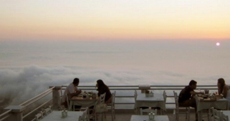 Σε αυτό το εστιατόριο τρως ανάμεσα στα σύννεφα. Και βρίσκεται στην Ελλάδα!