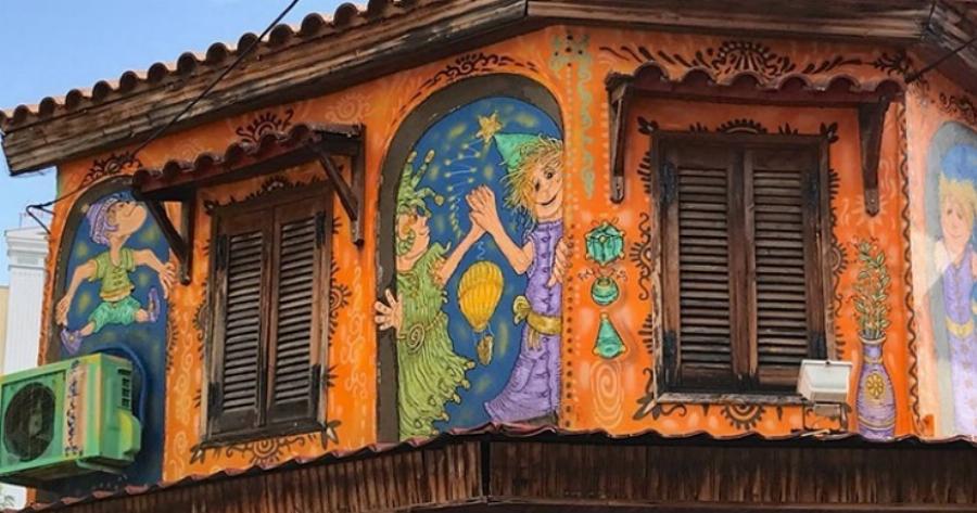 Καλλιτέχνης παίρνει τα πινέλα του και ομορφαίνει τους άχρωμους τοίχους της Κομοτηνής