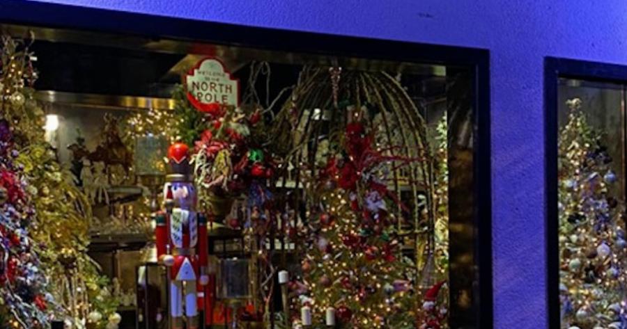 Γίναμε Λονδίνο: Η πρώτη Βιτρίνα στην Αθήνα που Στολίστηκε ήδη με Χριστουγεννιάτικα!