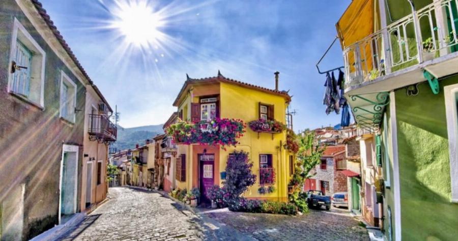 Αγιάσος: Το πανέμορφο χωριουδάκι της Λέσβου που λατρεύει την τέχνη σε όλες της τις μορφές