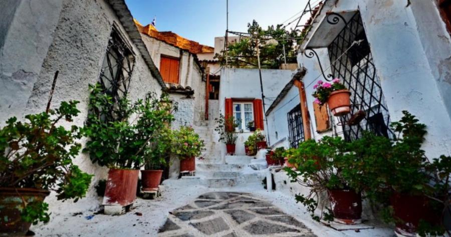 Πλάκα, Αναφιώτικα από ψηλά: Ένα.. «νησί» στους πρόποδες της Ακρόπολης