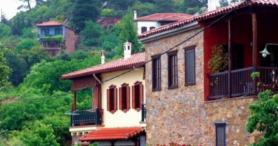 Το ωραιότερο χωριό της Χαλκιδικής με το απίστευτο όνομα. Στολίδι με θέα το πέλαγο που κόβει την ανάσα!