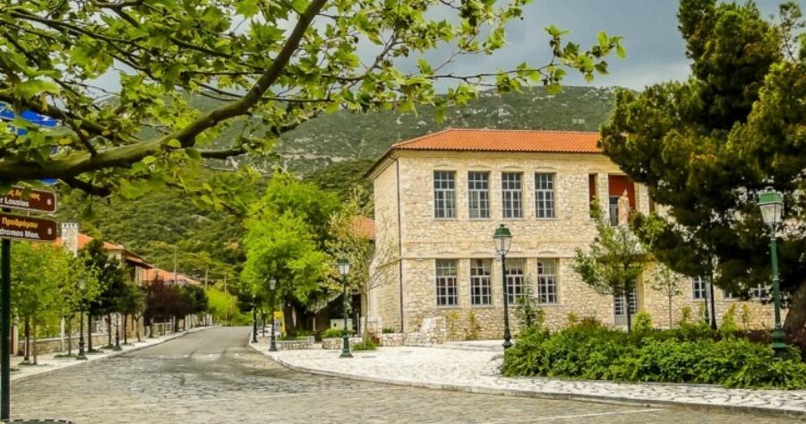 Ένα Χωριουδάκι δυο Φορές Ελληνικό. Τόσο Όμορφο που μας Θυμίζει Σκηνικό από Ταινία.