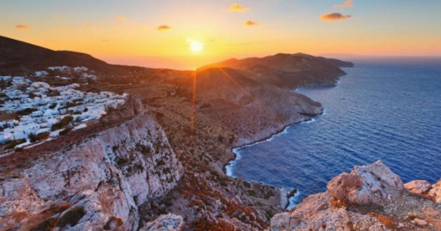 «Επισκεφθείτε το πριν γεμίσει τουρίστες». Η «νέα Σαντορίνη» που έχει τρελάνει Αμερικανούς τουρίστες και δημοσιογράφους