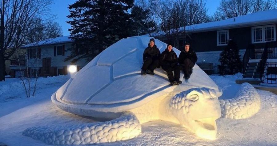 Τρία αδέρφια κάθε Χειμώνα δημιουργούν τεράστια γλυπτά από χιόνι μπροστά στο σπίτι τους