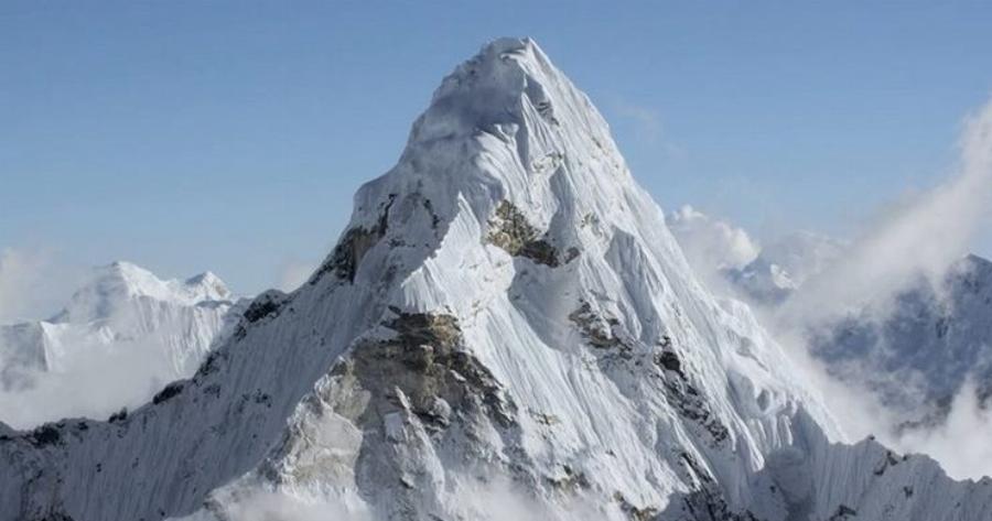 Έβαλαν μια κάμερα σε ένα ελικόπτερο και πέταξαν πάνω από τα Ιμαλάια. Αυτό το βίντεο πρέπει να το δείτε