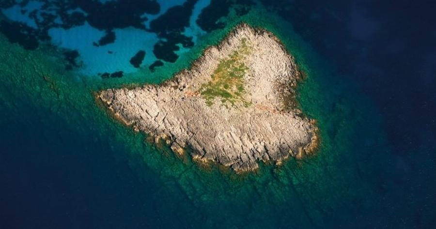 Σαπιέντζα: Tο εξωτικό νησάκι στη Μεθώνη που έχει σχήμα καρδιάς