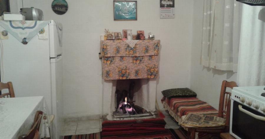 Η πιο αγαπημένη μας γωνιά στο σπίτι στο χωριό,το τζάκι με το ντιβάνι δίπλα!