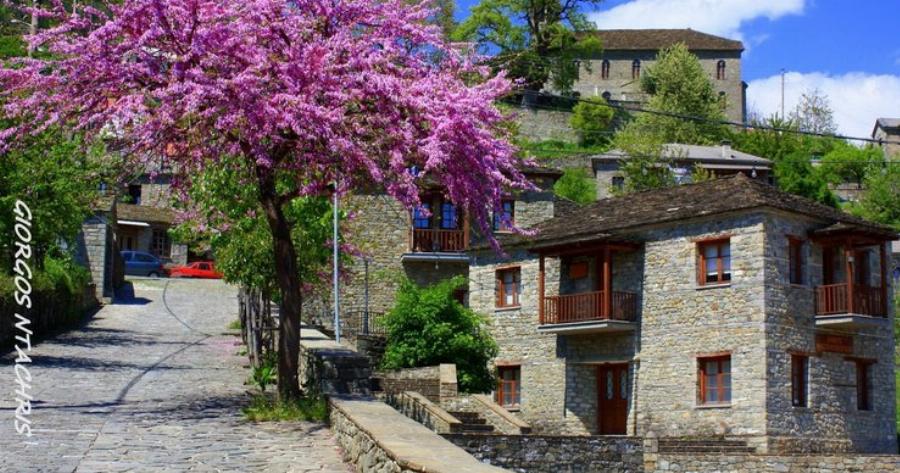 Το Κουκλίστικο Χωριό όλο Πέτρα, Φωλιασμένο σε ένα Δάσος από Έλατα, Πεύκα και Οξιές