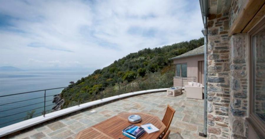 Το εντυπωσιακό σπίτι στο Πήλιο με την ανεπανάληπτη θέα στη θάλασσα