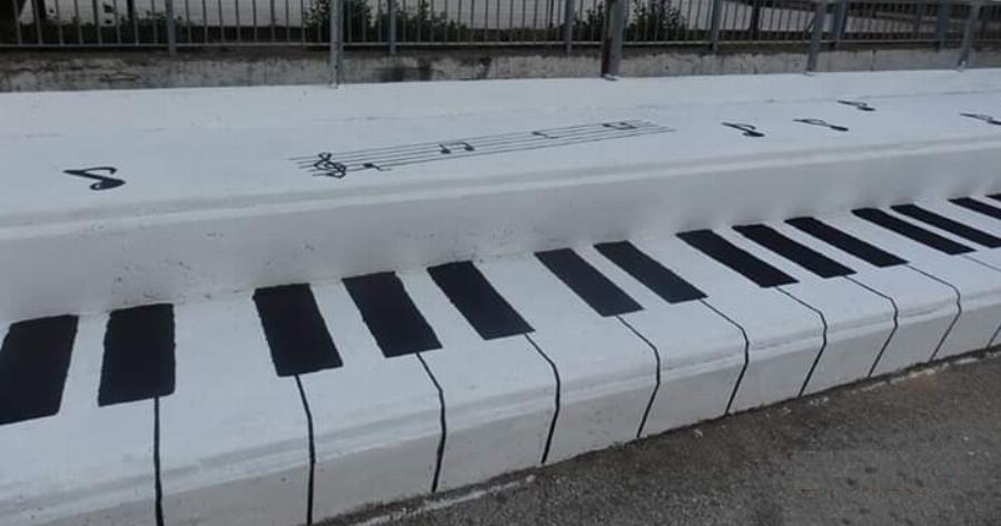 Ξάνθη: Πραγματικά Υπέροχο! Μετέτρεψαν Κερκίδα Σχολείου σε… Πιάνο