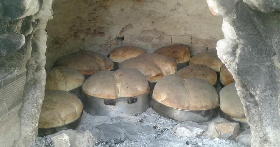 Ζυμωτό χωριάτικο ψωμί ψημένο στο ξυλόφουρνο του χωριού!