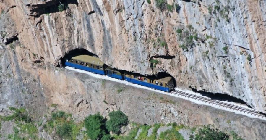 Το υπέροχο φαράγγι του Βουραϊκού που διασχίζει η θεαματικότερη σιδηροδρομική γραμμή των Βαλκανίων
