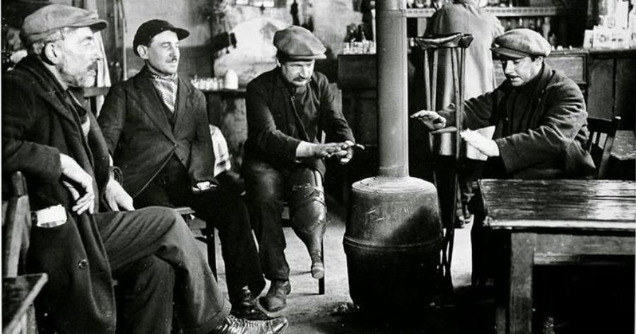 Χειμώνας γύρω από τη σόμπα στη παλιά Ελλάδα. Όταν η ξυλόσομπα ήταν προνόμιο