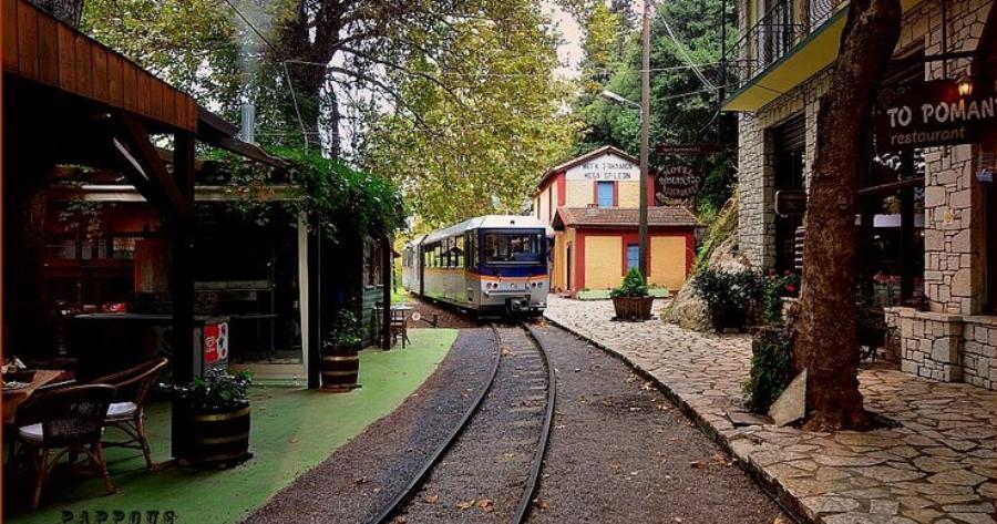 Κόκκινα κεραμίδια μέσα σε αιωνόβια πλατάνια. Το χωριό της Αχαΐας όπου γυρίστηκαν 3 ελληνικές ταινίες