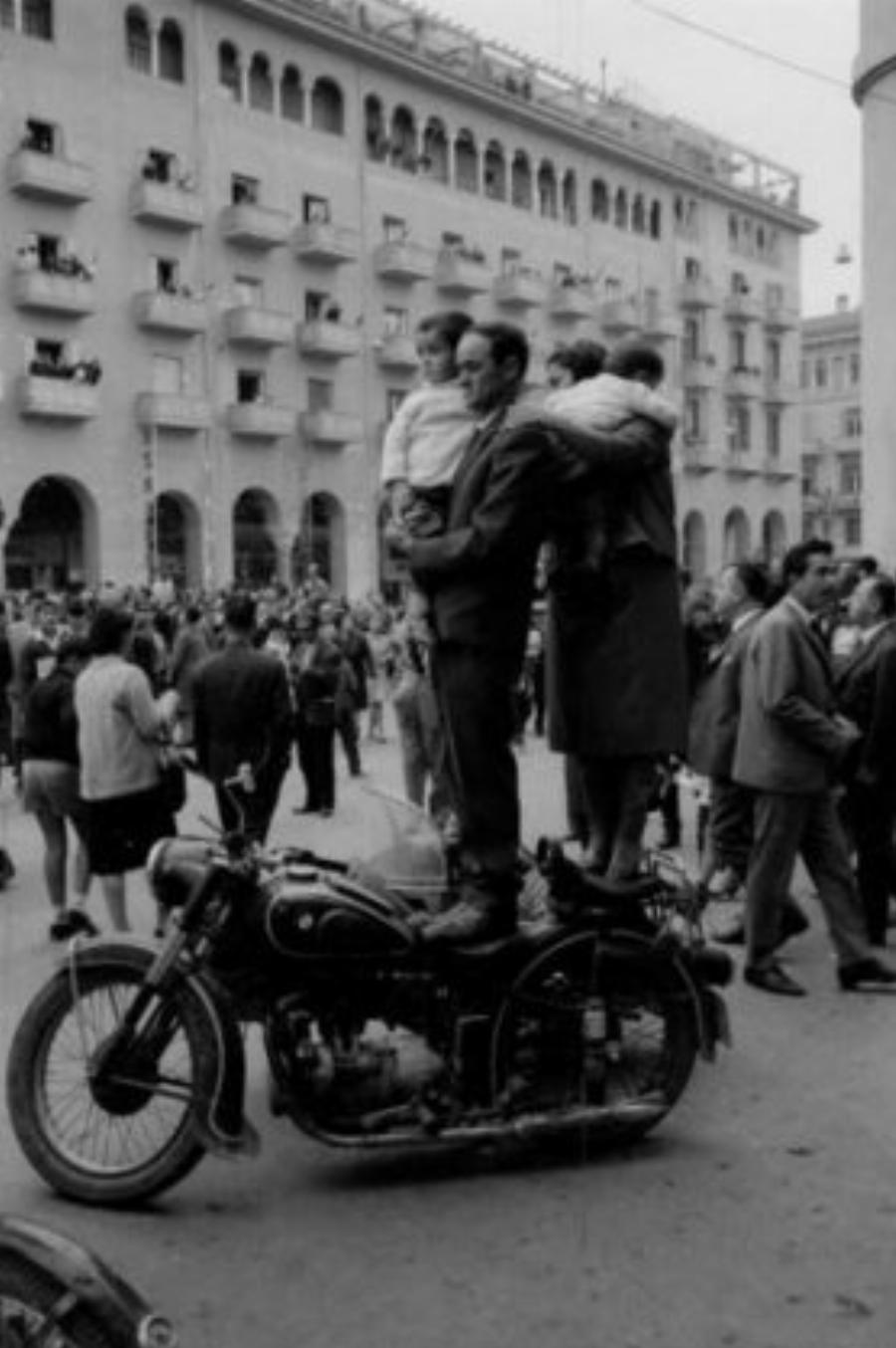 Μια αγνώριστη Θεσσαλονίκη με τραμ, αρχοντικά,  χωματόδρομους και κατοίκους με φουστανέλες