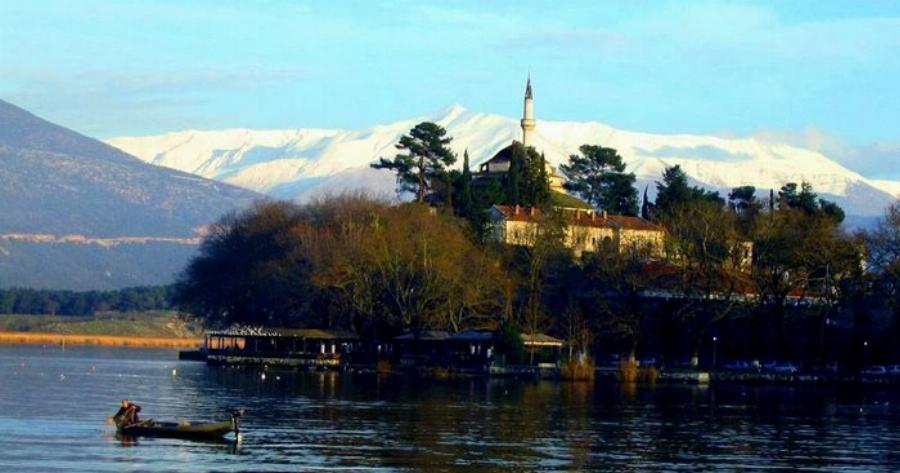 Το μόνο κατοικημένο νησί λίμνης στον κόσμο χωρίς όνομα βρίσκεται στην Ελλάδα και Συγκεκριμένα στα Ιωάννινα.