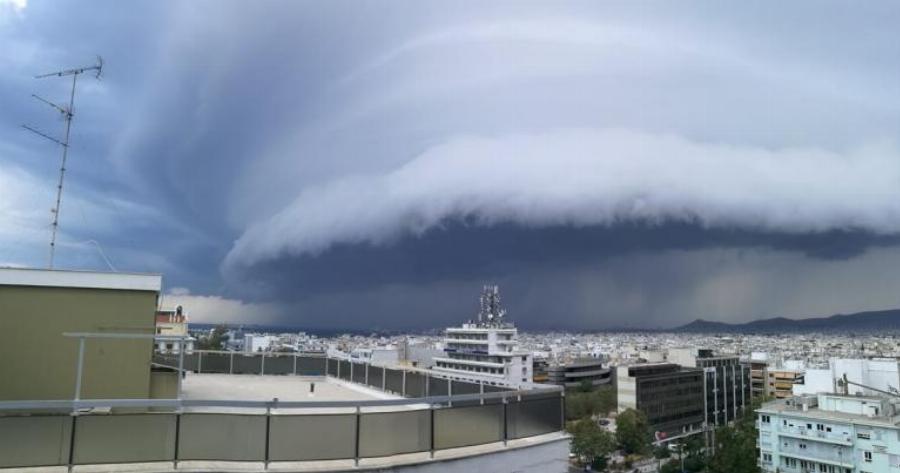 Ένα shelf cloud πάνω από την Αθήνα: Τι σημαίνει η εμφάνιση του εντυπωσιακού σύννεφου (Photos)