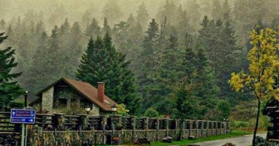 Η “Μήλος του χειμώνα” βρίσκεται μόλις 2 ώρες από την Αθήνα και είναι ο Παράδεισος του Δεκέμβρη.