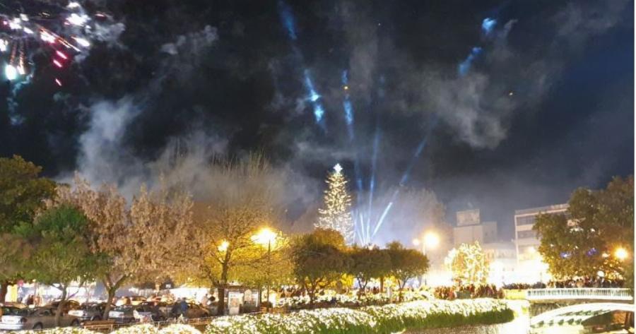 Πανέμορφες Στιγμές: Άναψε το δέντρο στα Τρίκαλα και το αποτέλεσμα είναι παραμυθένιο(video-φώτο)